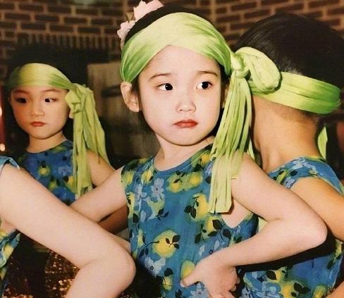 网络上那些对于iu美貌的夸赞都太浮夸了,肤白貌美大长腿,可爱水灵萌萌