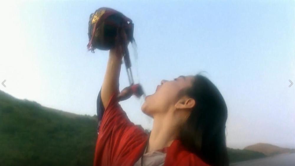 第六名:电影《笑傲江湖之东方不败》中林青霞喝酒,林青霞的美真是惊艳