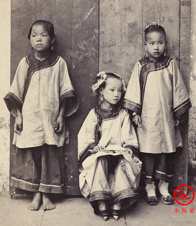 清朝老照片三个女孩命运各不同少年发生争执大打出手