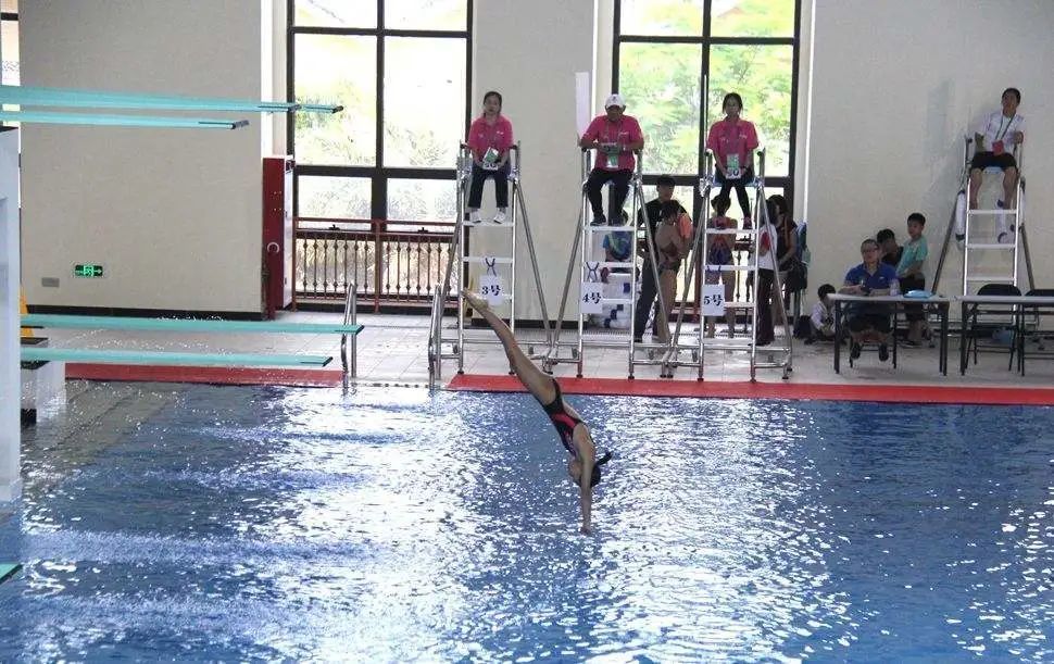 奥运会和世锦赛的跳水项目有5米板板和10米跳台两项.