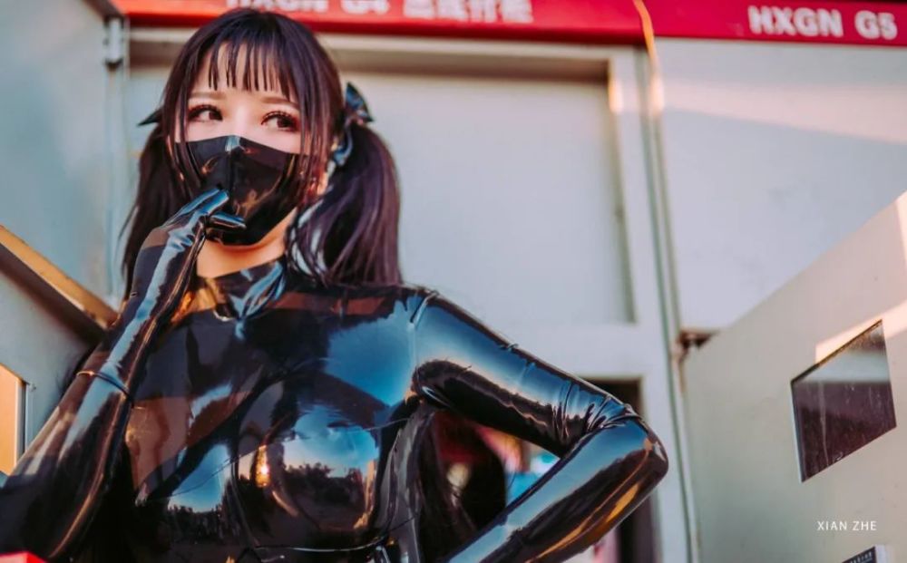 漫展上的胶衣小姐姐