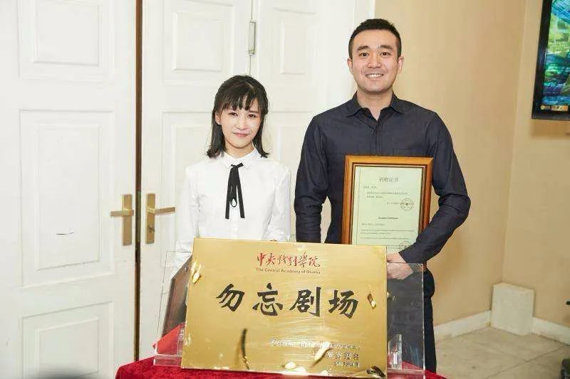 泰洋川禾的核心团队之一是angelababy的前经纪人杨铭,也是papi酱的