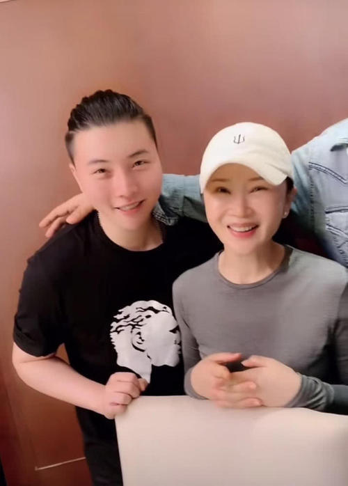 任静素颜被拍到,52岁不憔悴还气质,穿格子娃娃裙从心底不服老!