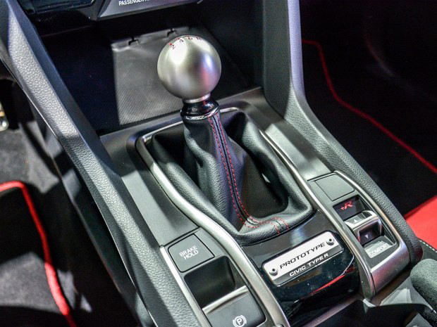 无论你是gtr还是type-r,再有驾驶乐趣,遇上堵车还不得老老实实排队?