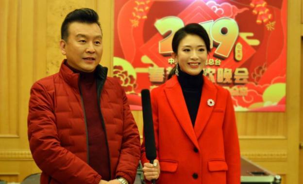 都以为央视主持人张泽群是单身结果人家父亲节直接晒亲子照