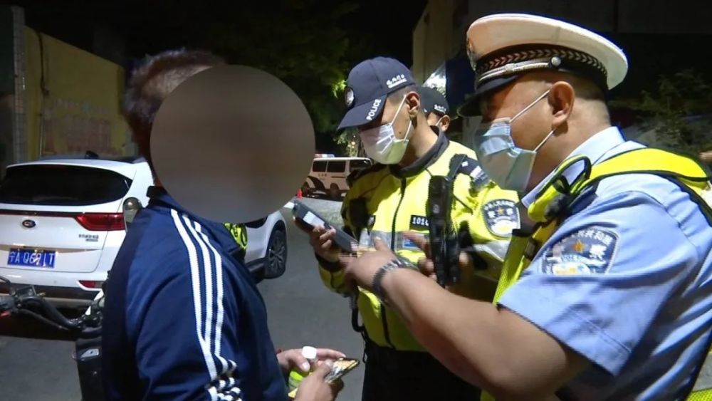 鴻勝出警摩托車駕駛員涉嫌酒駕現場花式吹氣