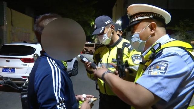鸿胜出警摩托车驾驶员涉嫌酒驾现场花式吹气