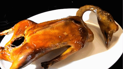 白灼帝自创另类新吃法:飞饼片皮鹅