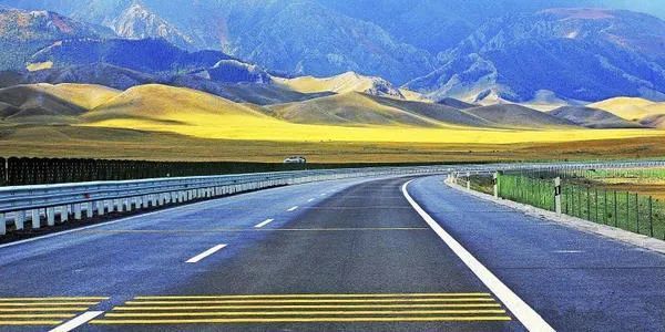 10,g30连霍高速吐乌大南线小草湖收费站至小草湖立交桥路段施工,g3012