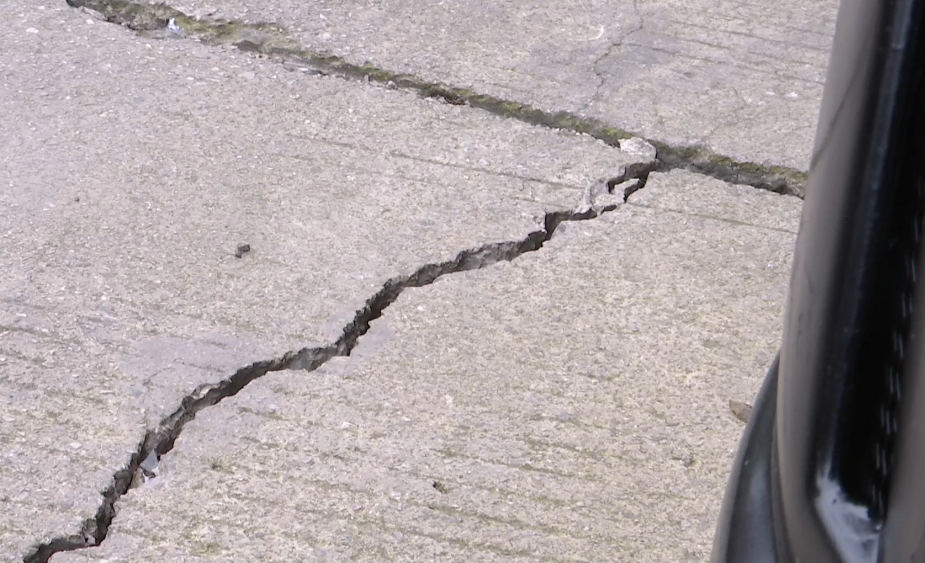 路墙裂开大口子,顶灯总在晃!