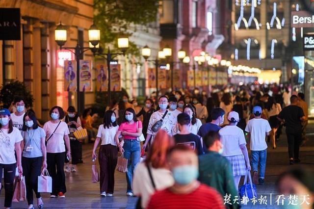 多家商超摆摊赶集推优惠，武昌瞄准本土老字号点燃夜经济(图1)