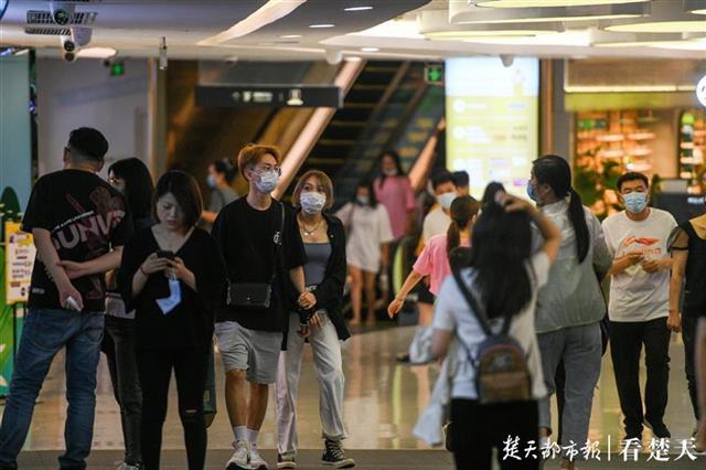 多家商超摆摊赶集推优惠，武昌瞄准本土老字号点燃夜经济(图2)
