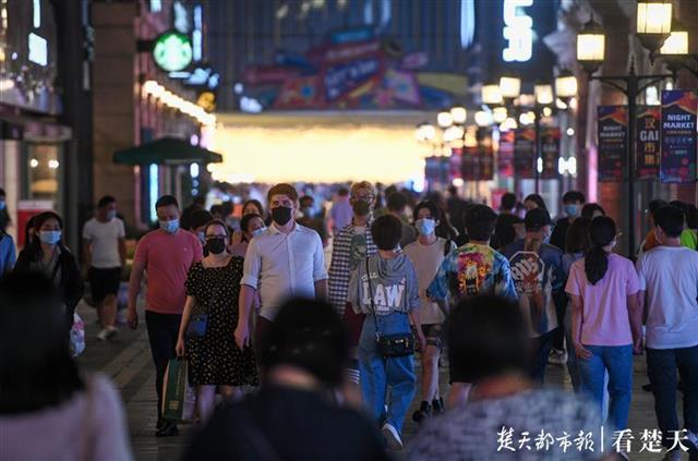 多家商超摆摊赶集推优惠，武昌瞄准本土老字号点燃夜经济(图3)