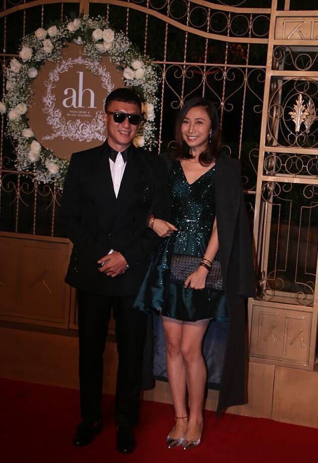 孙红雷和王骏迪现身活动,她穿连衣裙优雅大气,他穿西服帅气十足_腾讯