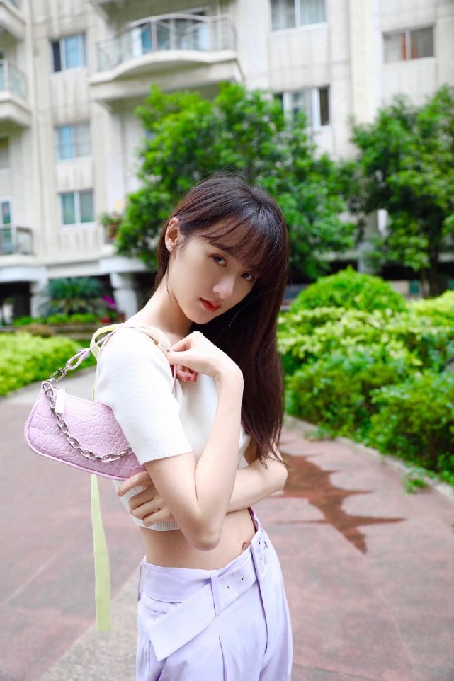 袁冰妍想叫人不喜欢都难,穿露腰装配紫色长裤,甜到心窝里了