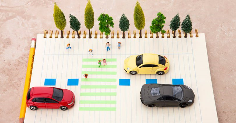 是教育或轻视旁有人行道妈催2岁女在大马路骑滑板车