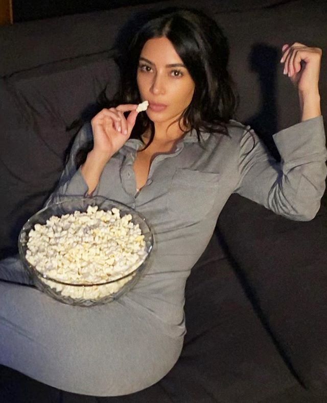 39岁金卡戴珊与侃爷团聚心情好晒家庭主妇模样素颜秒变小清新