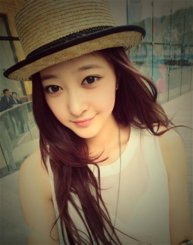 跟房祖名在厕所吸毒的女星,其中一位是英皇艺人洛诗——本名杨晓楠.