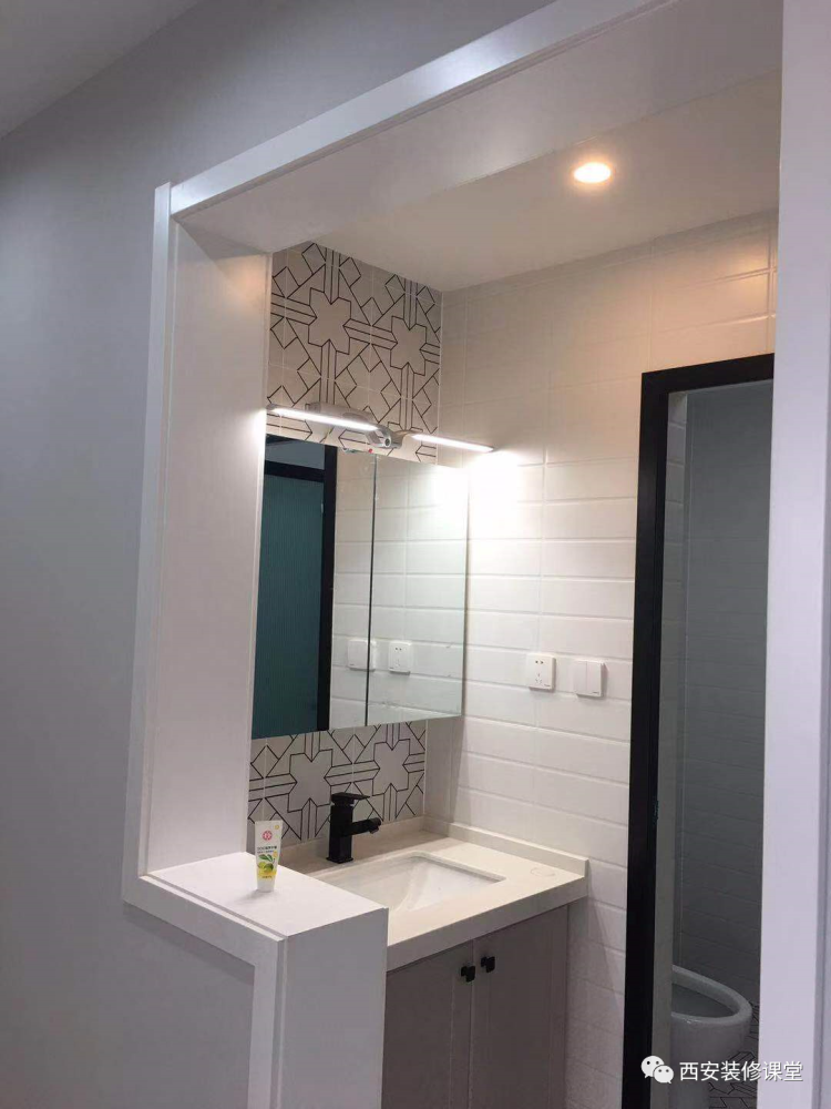 半截墙石材落地装饰,干区灰色瓷砖铺贴,白色的哑口