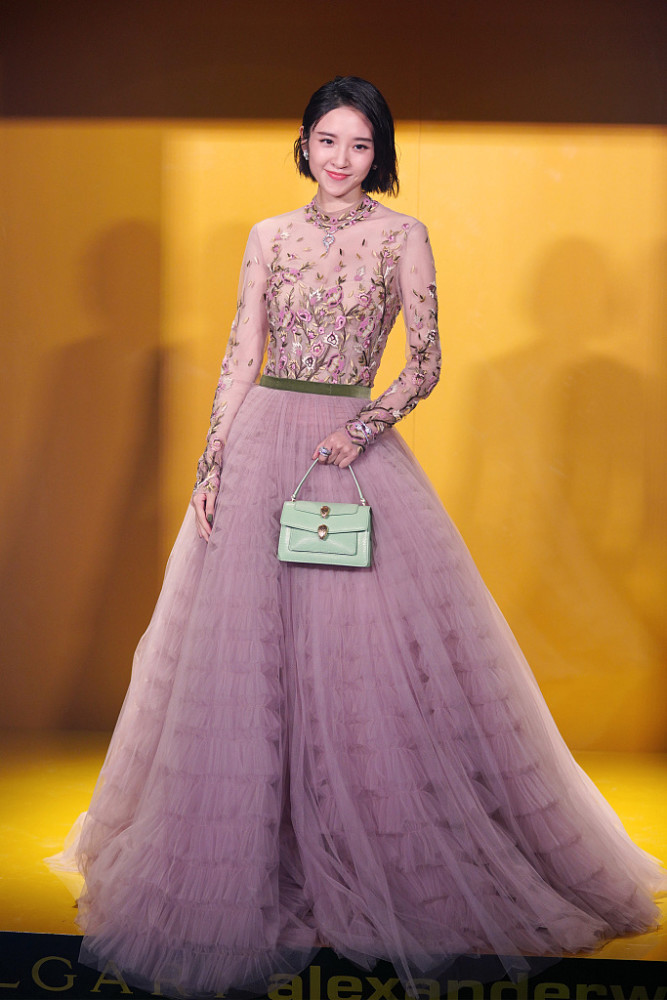 唐艺昕:粉色花朵刺绣曳地纱裙,清新明媚