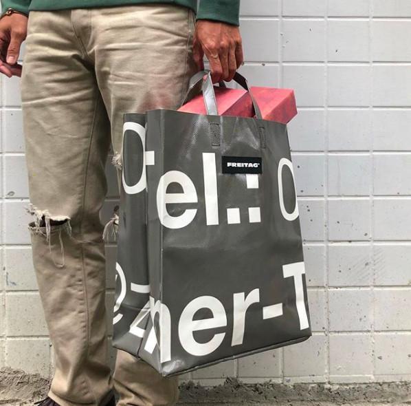 说流行freitag为做独一无二的包雇用侦探在公路上找卡车帆布