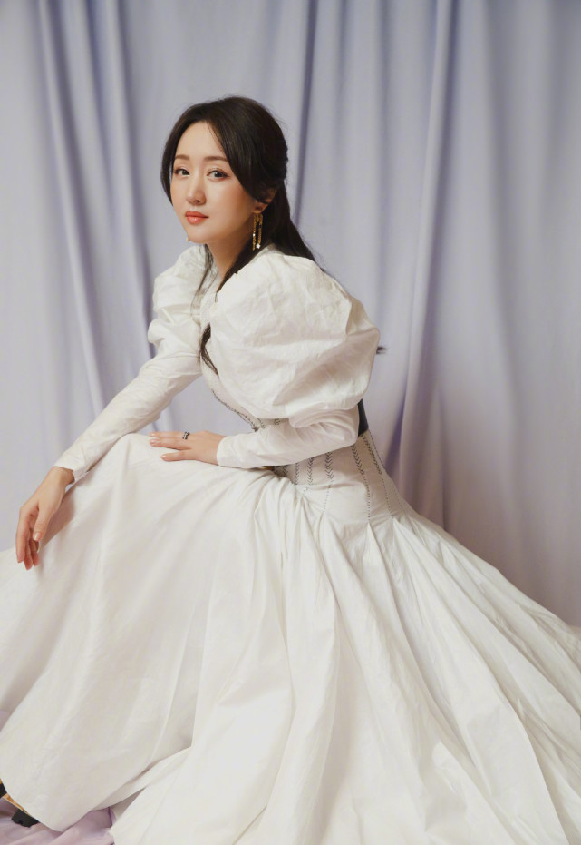 杨钰莹才是真正的中年少女一身白色装出镜双腿纤细好减龄