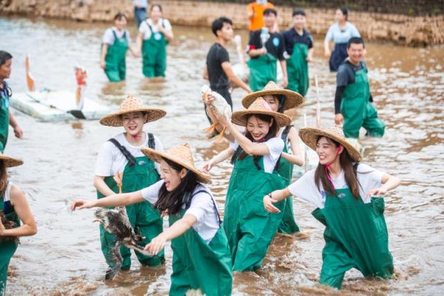 長沙世界之窗抓鴨子過端午:抓鴨女團乘風破浪,水上大戰搶頭鴨