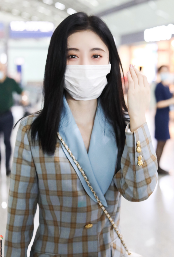 鞠婧祎的"口罩脸"火了,看清她戴口罩的方式,女生:我羡慕不来