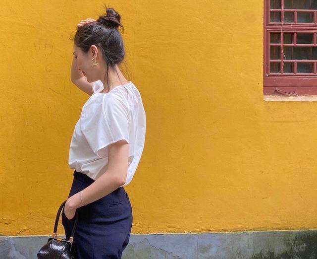 不难想象,董花花到寺庙并非仅仅只是来欣赏美景的,很