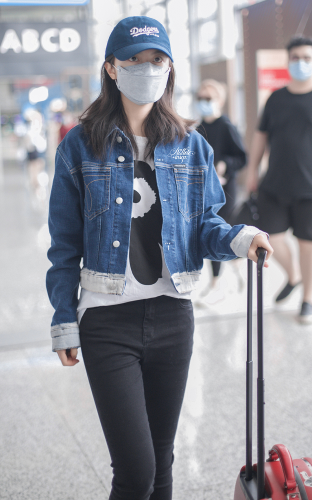 难怪都说上镜会显胖十斤,看赵今麦生图下的腿,简直细到女生奔溃