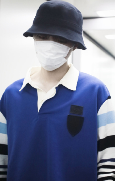 王俊凯机场穿搭,身穿蓝色拼接卫衣搭配卡其色长裤,清新帅气的低调男孩