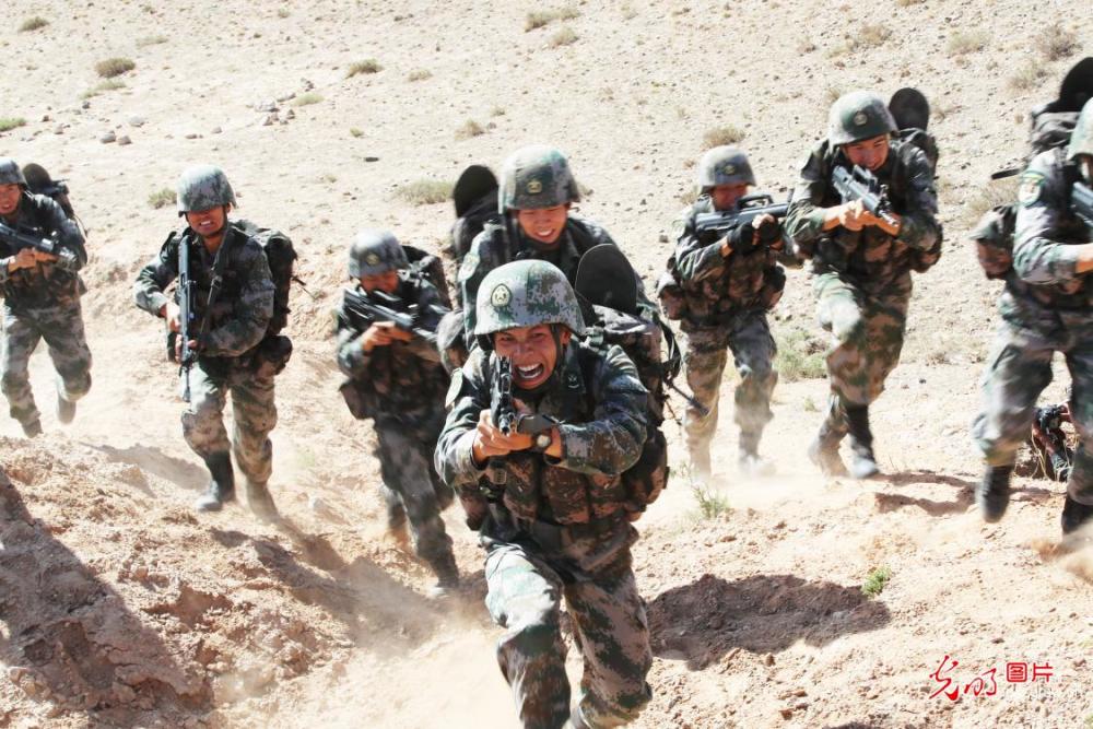 陆军第76集团军某旅:大漠戈壁练兵忙