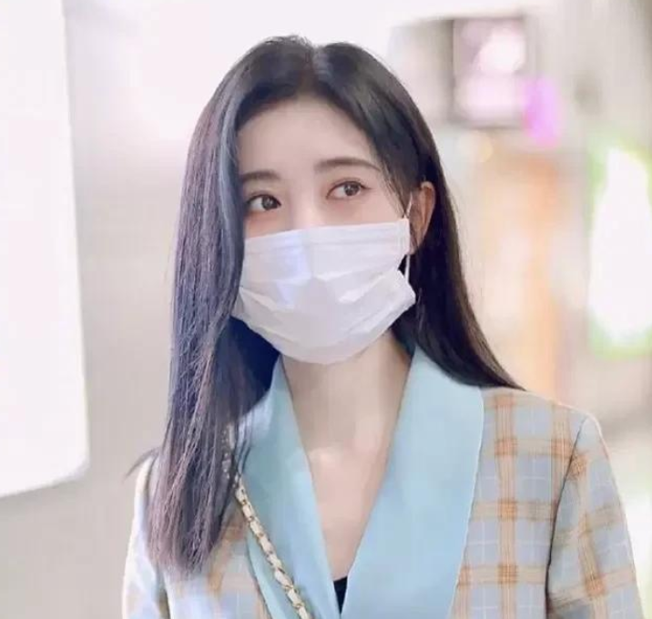 鞠婧祎戴口罩尺寸不合适,为了显脸小,故意戴五条褶大口罩_腾讯新闻