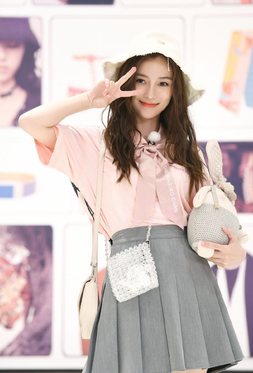 不敢信杨颖居然挑战"jk制服",当腿伸直那刻,是个女的都崩溃