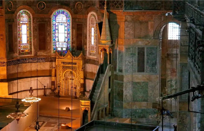 很多年前,阿加莎·克里斯蒂入住佩拉宫酒店,并在411房间内写下了