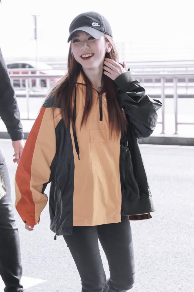 29岁邓紫棋吊带牛仔裤走机场,宽松裤子 翻车拍摄,暴露身材短板