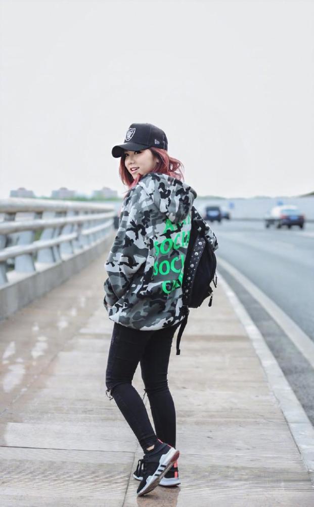 29岁邓紫棋吊带牛仔裤走机场,宽松裤子 翻车拍摄,暴露身材短板