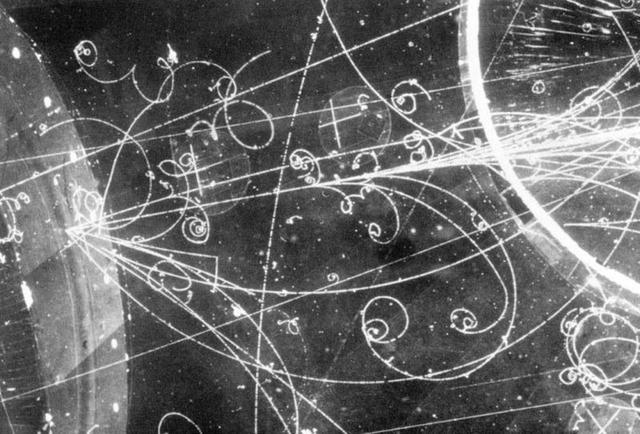 一个夸克细丝编制的网,快速扫过地球,人类会被团灭吗?