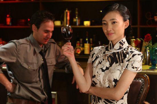 血有肉,让观众印象深刻,在这个险峻万分的白山馆监狱小小的封闭空间内