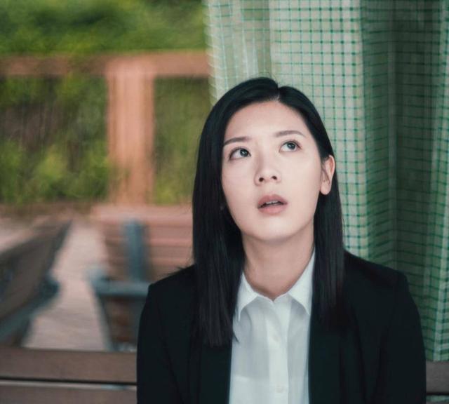 有传黄宗泽因拍戏原因,与余香凝见面次数较多,对她产生了一些微妙的