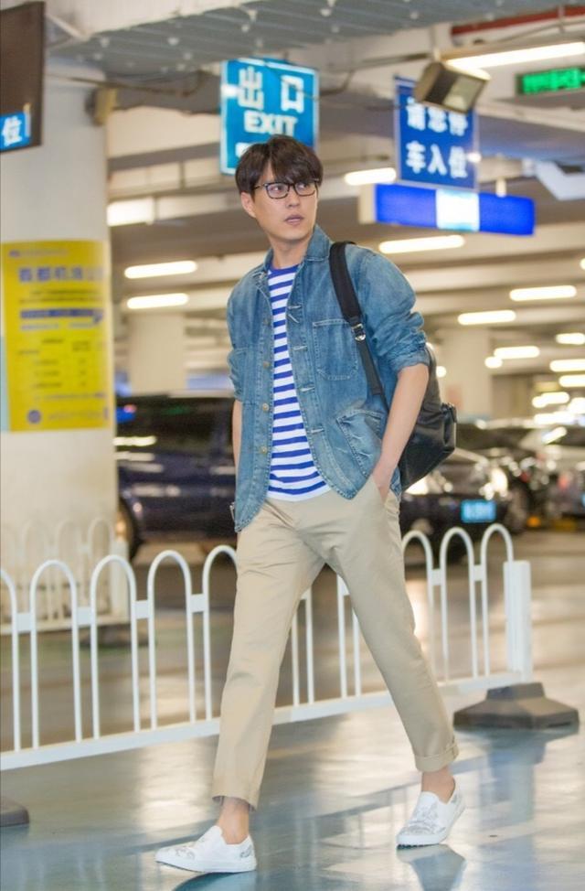 靳东低调走机场粉衬衣黑裤子阳光帅气难得中年不发福的男明星