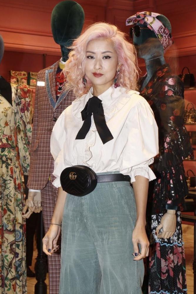 徐濠萦气质惊艳!粉色波波头公主卷发超洋气,穿白衬衫美出新高度