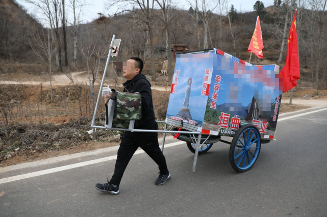 郑州300斤主播徒步拉车,屏幕关上后,赶紧坐上百万保时捷