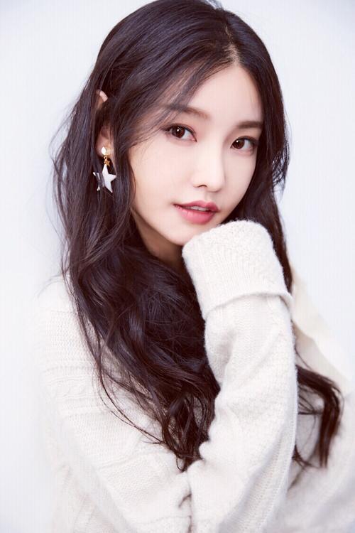 被大导演王晶发掘时才读大二,被人们誉为"最美晶女郎"