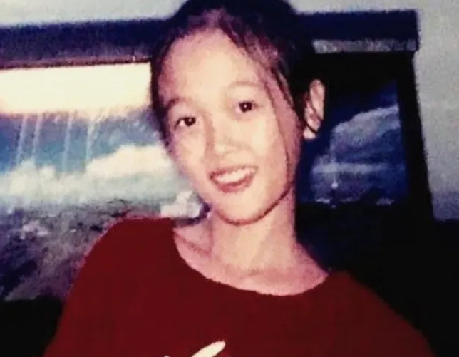 吴宣仪儿时旧照流出五官气质神似郑爽确定两人没亲戚