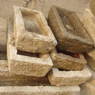 以前农村喂猪的石槽,这几年为何身价大涨?看完后明白了!