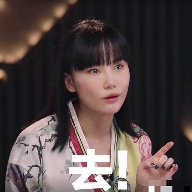 在面对节目组敏感的提问时,她也并没有露出大家想看的尴尬表情.