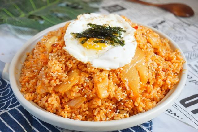 韩国吃播让人流口水的辣白菜炒饭这样做才香老公吃得肚子圆滚滚