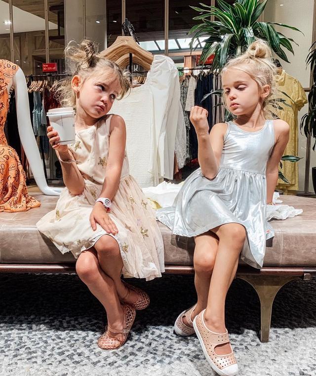 "人生导师"emma和mila教你穿搭了,为你带来了今夏的着装灵感