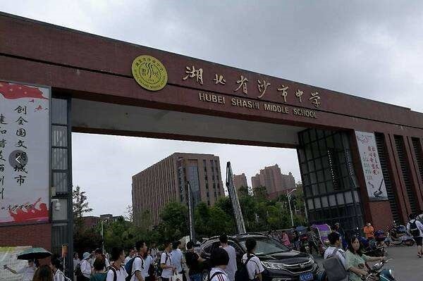 荆州很"低调"的一所中学,排行榜上不起眼,实力却比肩"荆中"_腾讯新闻